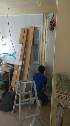 現場でカンナがけされた柱の記事動画