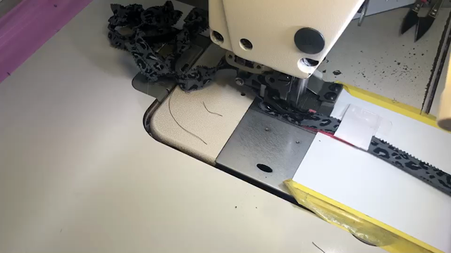 縫わないTシャツのフリルを工業用ミシンで縫う動画その1の記事動画