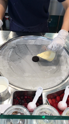 ROLL ICE CREAM FACTORY(♡)の記事動画