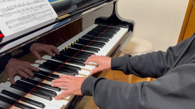 60代から始めたピアノ。シニアの生徒さんが求めた音をこの手につかむまでの記事動画