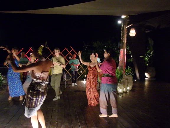 Amazing Thai BBQでも踊っちゃった@ザ サロジン (The Sarojin)の記事動画