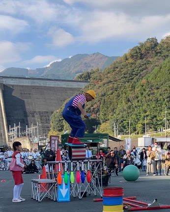 やまびこカーニバルにて大道芸ショーの記事動画