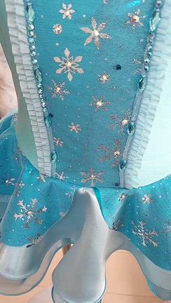 フィギュアスケート衣装｜4歳女の子の発表会用アナ雪・エルサ風ドレス制作記録　NO2の記事動画