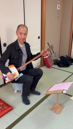 外国人ツーリストの三味線体験の記事動画