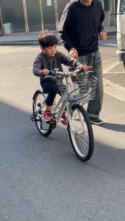 年中息子、補助輪なしで自転車デビューの記事動画