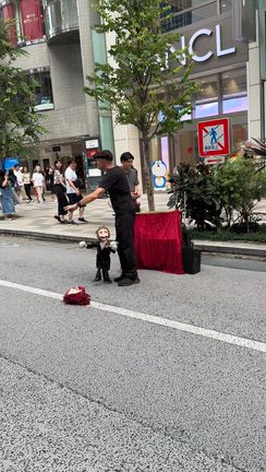 銀座の歩行者天国〜大道芸人の記事動画