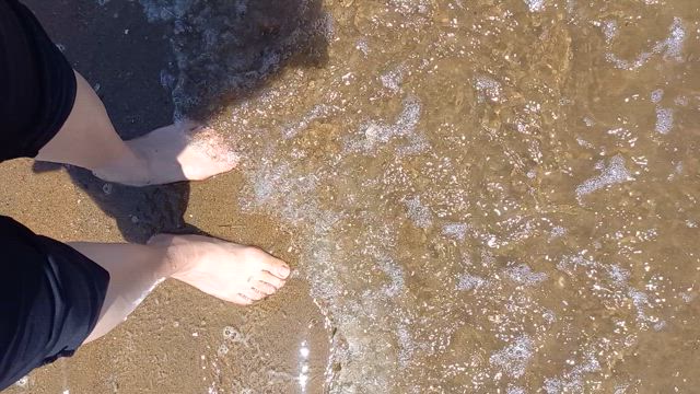 波打ち際を素足で歩くの記事動画