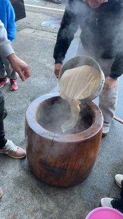 【最高の年末】海を見ながら地元の皆さんとお餅つき大会！の記事動画