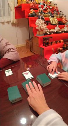 小学校2年生の娘と、おひな祭りでぼうさまめくりの記事動画