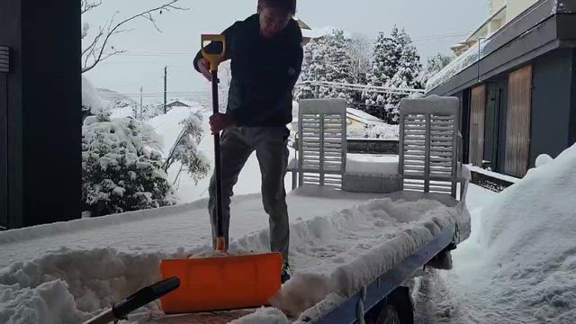 トラックの雪降ろしの記事動画