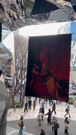 迫力満載ですね！「ちるらん 新撰組鎮魂歌」屋外広告が表参道に登場✨「オモカド」のSHOCK✨の記事動画
