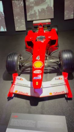 【贅沢体験】ロリーバーンのアテンドでフェラーリ博物館訪問！の記事動画