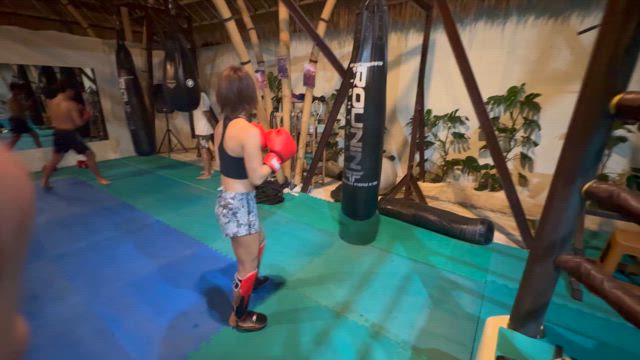 ムエタイ　トレーニングで追い込む。の記事動画