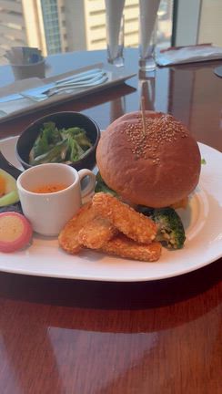 ウェスティンホテルで白身魚のハンバーガーの記事動画