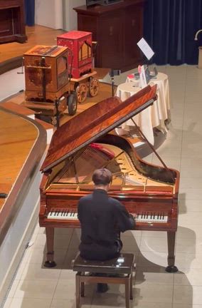 河口湖・音楽と森の美術館。ミナくんコンサート。ミセスが弾いたピアノの記事動画