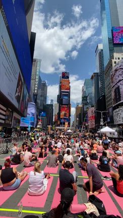 ニューヨークタイムズスクエア de ヨガの記事動画