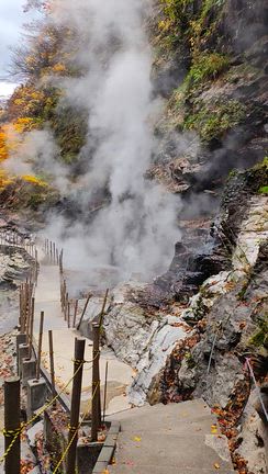 絶景の紅葉スポット！晩秋の小安峡大噴湯(秋田県皆瀬町)の記事動画