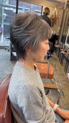 白髪を染めるのをやめたら、こんなに素敵に。 40代50代60代におすすめのグレイヘアショートの記事動画