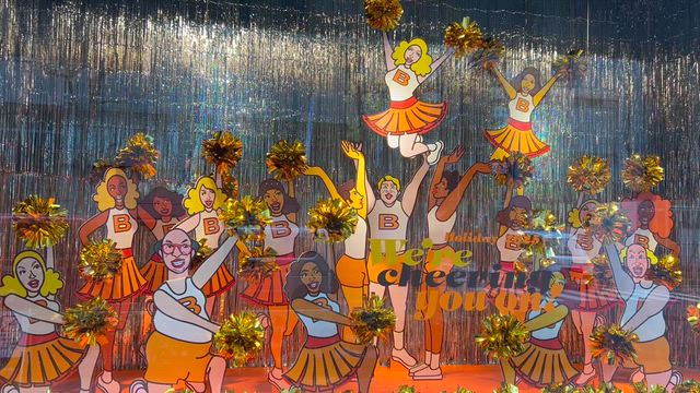 待ち合わせのバーニーズニューヨーク正面からの記事動画