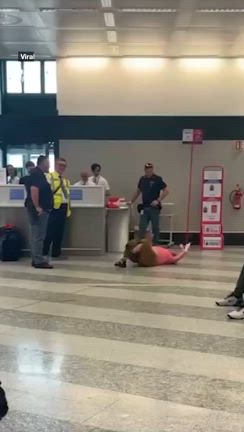 中国人女性、イタリアの空港で醜態をさらすの記事動画