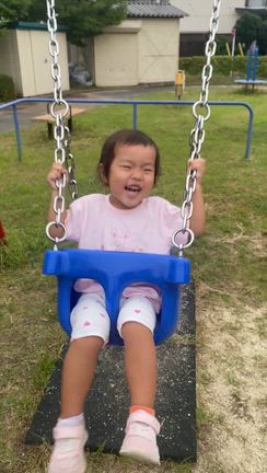 激しめブランコ女子の記事動画