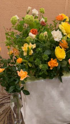 市川バラ園さんのバラで作るフォトスポット。会議用テーブル1個分をバラでいっぱいに！生徒作品展の記事動画