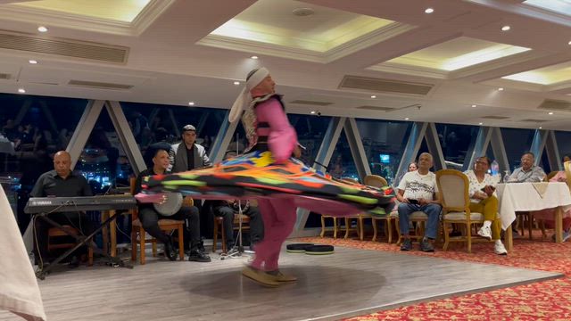 賞味期限切れパスタをアート作品に→売り上げをフードバンクに寄付の記事動画