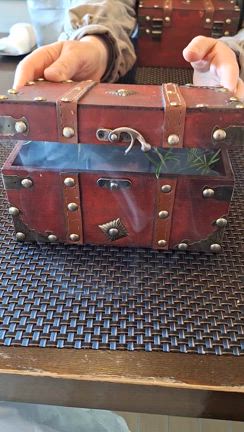 椅子に座っていただけなのに…の記事動画