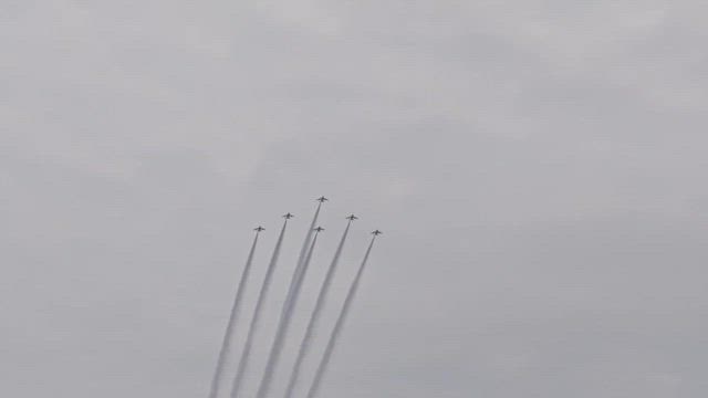 大阪・関西万博開幕　ブルーインパルスの記事動画