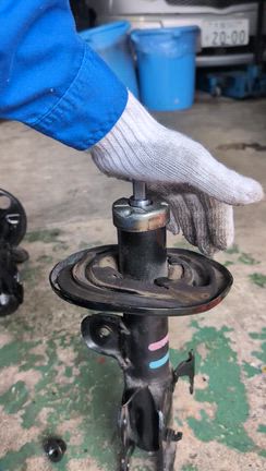 プリウス　持ち込み　ショックアブソーバー　油圧抜け　組み替えの記事動画