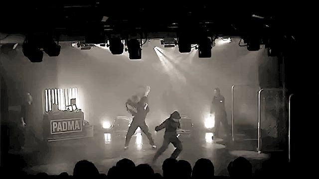 アクロバットからの頭歩きの記事動画