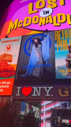 タイムズスクエアのビルボードニューヨーク・ファッションウィークの記事動画