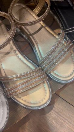 長久手店 夏に活躍するラメサンダルのご紹介✨の記事動画