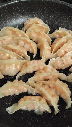 ぷりぷりの海老餃子と止まらないナッツ食べてみました〜（PR）の記事動画