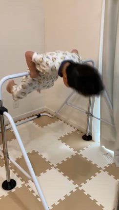 【5歳年長】リビングに鉄棒をおいて1年後の記事動画