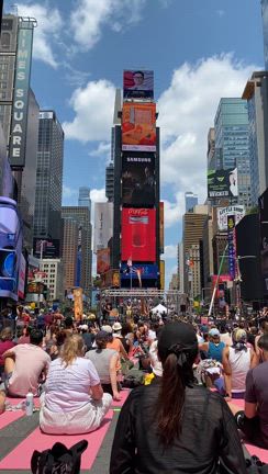 ニューヨークタイムズスクエア de ヨガの記事動画