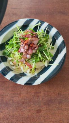 【簡単！！豆苗レシピ】絶品豆苗うどんと、豆苗とツナと塩昆布のサラダと、ハムで塗るの記事動画