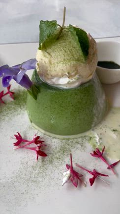 抹茶プリンにアイスクリームをのせての記事動画