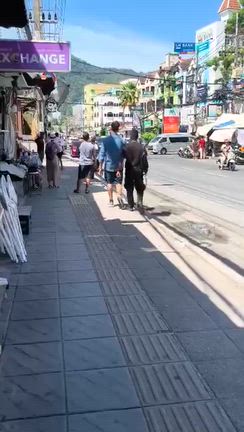 パトンを裸で散歩の記事動画