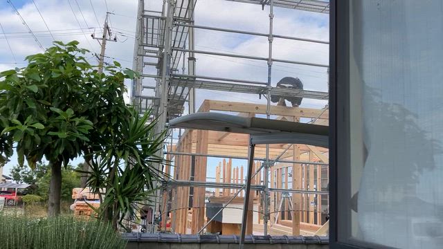 お隣の棟上げの記事動画