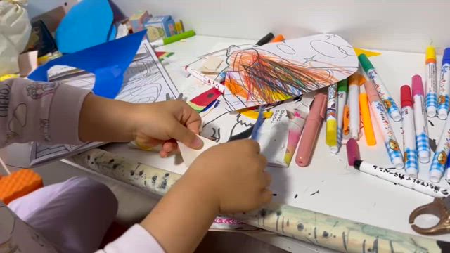 ２歳児クラスのハサミチャレンジ♡の記事動画