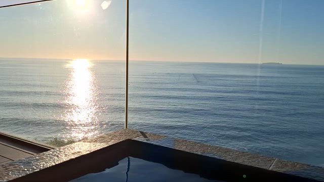 【熱海・伊豆山】佳ら久(からく)熱海・伊豆山 客室と大浴場の記事動画