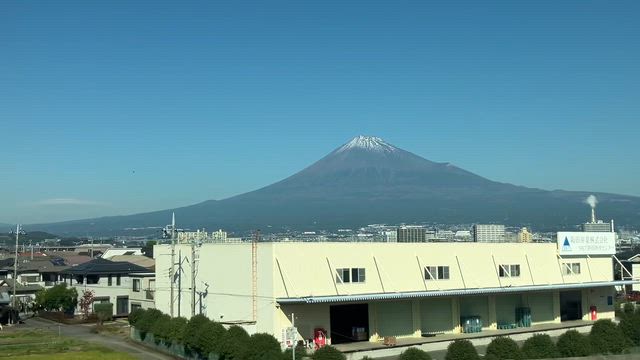 新幹線は富士山側。の記事動画