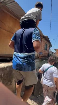 パラグアイのスラム街での試合の記事動画