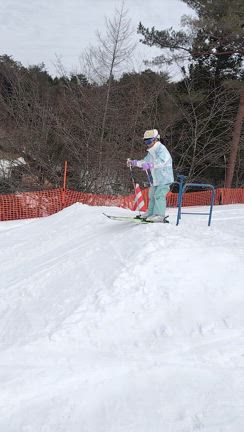 スキーにおける小学2年生の娘と、アラフィフママの進化の違い (娘編)の記事動画