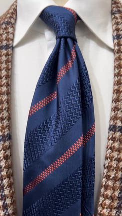 ソラーロ感たっぷりのアットヴァンヌッチのネクタイの記事動画