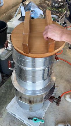 【最高の年末】海を見ながら地元の皆さんとお餅つき大会！の記事動画