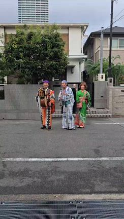 チンドン屋さんに釘付け♪の記事動画