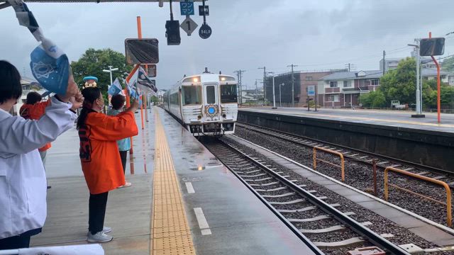 観光列車お手振り隊の記事動画