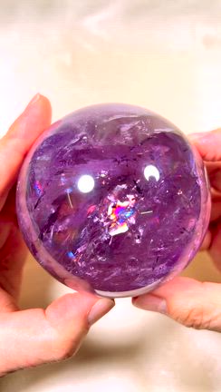 驚きの8.2センチ！虹入り濃紫色アメジスト丸玉 | 天然石とヒーリング